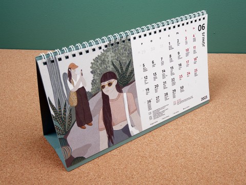 Galda kalendārs ar krāsainu pamatni
