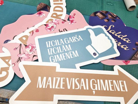Printing and cutting cardboard figures along the contour
