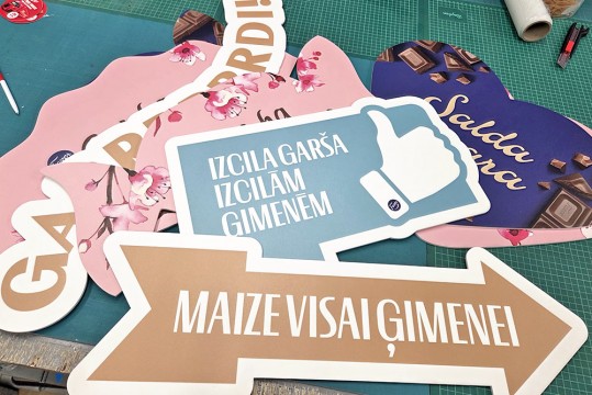 Printing and cutting cardboard figures along the contour