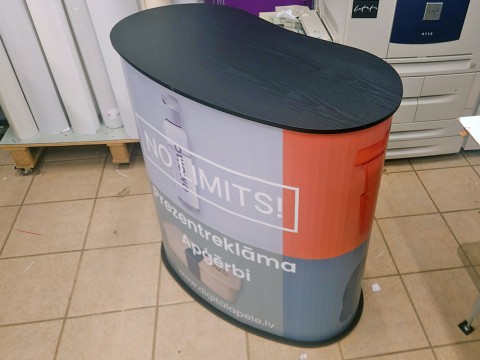 Pop up table with print